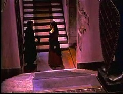 『フランケンシュタイン・娘の復讐』(1971、USA版) 約1時間14分：二叉階段