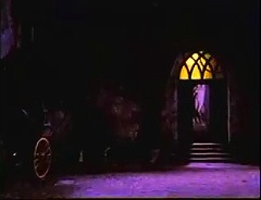 『フランケンシュタイン・娘の復讐』(1971、USA版) 約1時間18分：城の玄関、すぐ奥にミケランジェロ《瀕死の奴隷》模刻