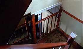 『ヘル・レイザー』 1987　約41分：ラリーの家、階段（上から）