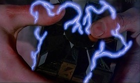 『ヘル・レイザー』 1987　約1時間24分：変形して光を発する《ルマルシャンの箱》