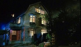 『ヘル・レイザー』 1987　約1時間24分：ラリーの家、外観（夜）