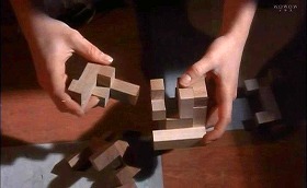 『ヘルレイザー２』 1988　約14分：ティファニーの病室、別のパズル・ボックス