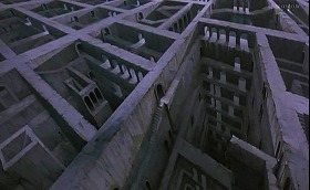 『ヘルレイザー２』 1988　約57分：異界の迷宮、上から