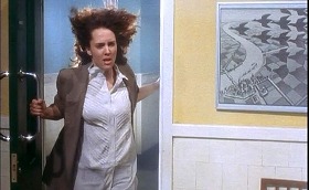 『ヘルレイザー２』 1988　約1時間24分：異界とつながった病室、壁にエッシャー《昼と夜》（1938）