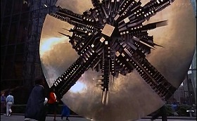 『ヘルレイザー３』 1992　約1時間28分：ビルの前のポモドーロ《大きな円盤》(1974)