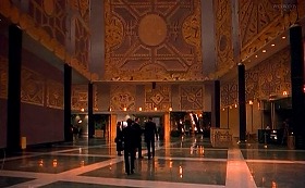 『ヘルレイザー３』 1992　約1時間28分：ビルのロビー、壁に《ルマルシャンの箱》風の装飾
