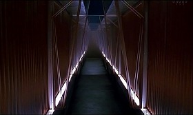 『ヘルレイザー４』 1992　約43分：1996年、ニューヨークのビル、異界(?)の廊下