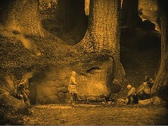 『ニーベルンゲン　第一部　ジークフリート』 1924　約6分：ミーメの鍛冶場附近