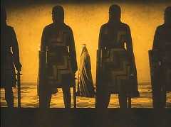 『ニーベルンゲン　第一部　ジークフリート』 1924　約9分：兵士たちの列、ミサへ向かうクリームヒルトたち