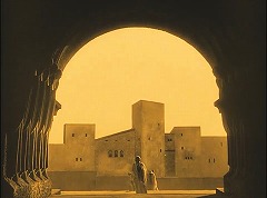 『ニーベルンゲン　第一部　ジークフリート』 1924　約10分：ブルグントの城、アーチ越しに