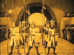 『ニーベルンゲン　第一部　ジークフリート』 1924　約45分：ブルグントの城へジークフリートが伴ってきた兵士たちークフリート