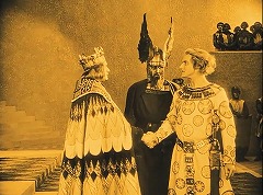 『ニーベルンゲン　第一部　ジークフリート』 1924　約49分：誓約の握手をするジークフリートとグンター、間にハーゲン