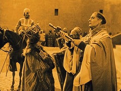 『ニーベルンゲン　第一部　ジークフリート』 1924　約1時間13分：ブルンヒルトを十字架で祝福しようとする司祭