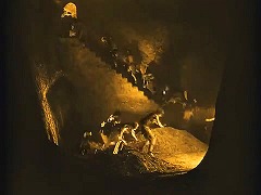 『ニーベルンゲン　第二部　クリームヒルトの復讐』 1924　約1時間12分：フン族の洞窟内