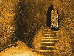 『ニーベルンゲン　第二部　クリームヒルトの復讐』 1924　約1時間26分：フン族の城の出入口のクリームヒルト