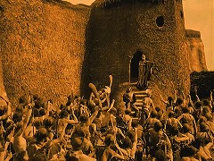 『ニーベルンゲン　第二部　クリームヒルトの復讐』 1924　約1時間27分：フン族の城の出入口のクリームヒルト