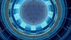 『鋼の錬金術師　シャンバラを征く者』 2005　約1時間8分：ハウスホーファー教授の別荘内の円形吹抜