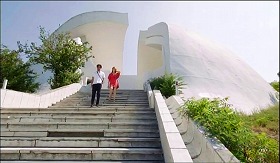 『すべて、至るところにある』 2024　約13分：エヴァとジェイ　マケドニアのヴェレス、第二次世界大戦英雄記念納骨堂