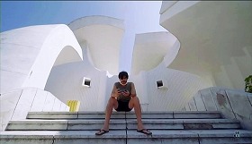 『すべて、至るところにある』 2024　約26分：ジェイ　ヴェレスの第二次世界大戦英雄記念納骨堂