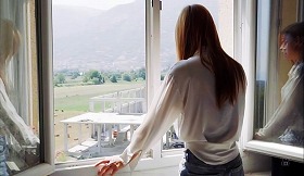 『すべて、至るところにある』 2024　約43分：エヴァ　ゴルディヴァル、ホテルの窓