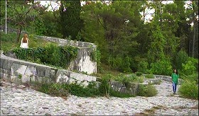 『すべて、至るところにある』 2024　約1時間2分：エヴァ＋ホテルの女性　モスタル・パルチザン記念墓地・入口