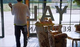 『すべて、至るところにある』 2024　約1時間22分：ジェイ　ゴルディヴァル、レストラン奥のテラス