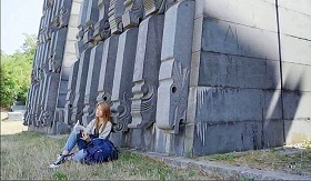 『すべて、至るところにある』 2024　約1時間22分：エヴァ　セルビアのチャチャク、イェリツァ山にある《闘争と勝利の廟》