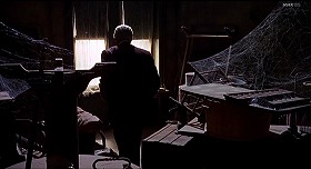 『ガンファイターの最後』 1969　約46分：酒場（Alamo Saloon）の二階、角の使われていない部屋
