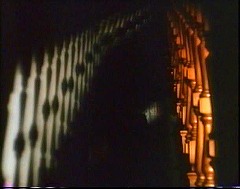 『ワックス・ワーク』 1988　約44分：主人公宅、階段の欄干とその影